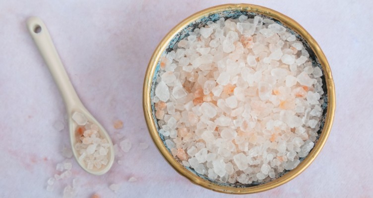 Bol de sel rose de l'Himalaya avec cuillère